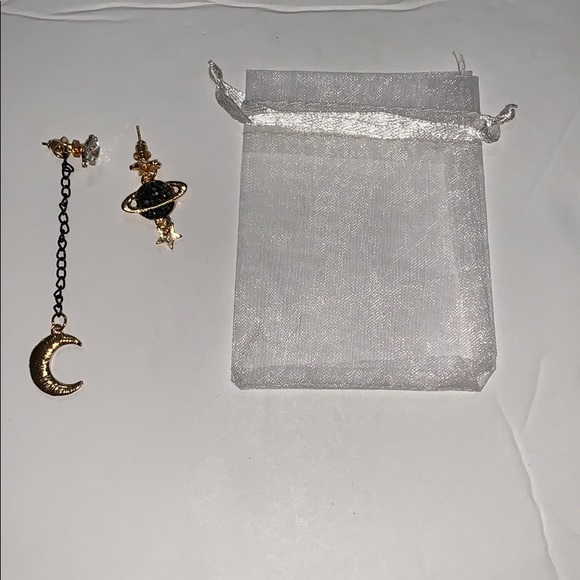 Stunning Moon Stars Geometric Earrings - Picture 6 of 6